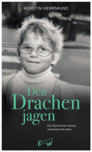 Das Cover von Kerstin Herrnkinds »Den Drachen jagen« zeigt ein schwarz-weiß Portrait eines kleinen Jungen mit blonden Haaren und großer Brille. Der Titel ist in türkisgrünen Serifenbuchstaben darauf zu lesen.
